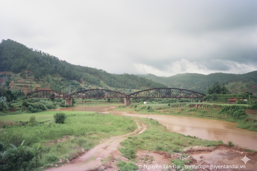 Toàn cảnh cầu xe lửa Dran. Bản cập nhật tháng 09/2025 có dùng Gemini xử lí vết ố.